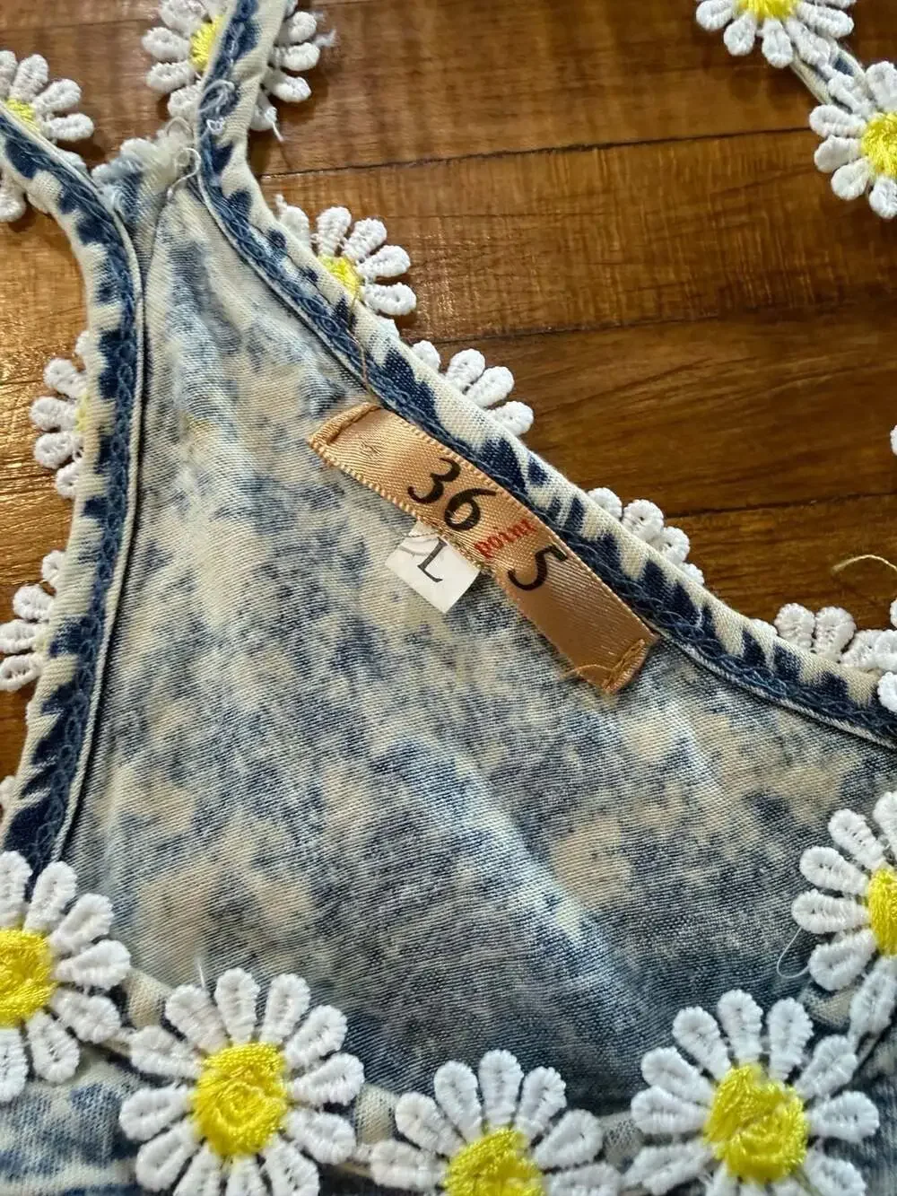 Y2K 36 Point 5 Embroidered Daisy Flower Racer Back Denim Print Top (g17)